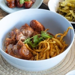 ข้าวซอยซี่โครงหมูกระดูกอ่อน