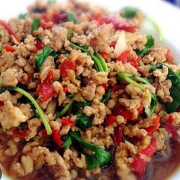 กระเพราหมูสับ กับข้าว