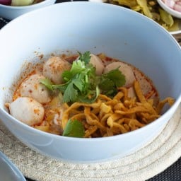 ข้าวซอยลูกชิ้นหมู