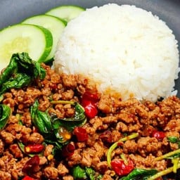 กะเพราเนื้อสับโคขุนพริกแห้ง