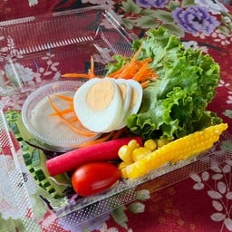 สลัดผักน้ำพริกไทยดำ