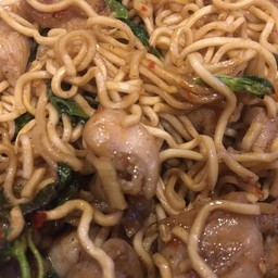 มาม่าผัดกะเพราไก่ชิ้น