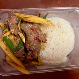 ข้าวกะเพราเนื้อหน่อไม้