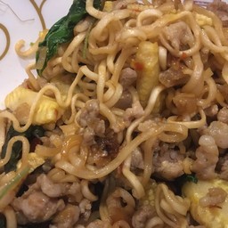 มาม่าผัดกะเพราหมูสับ