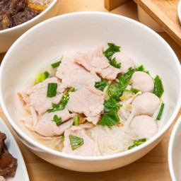 ก๋วยเตี๋ยวลูกชิ้นหมูสด