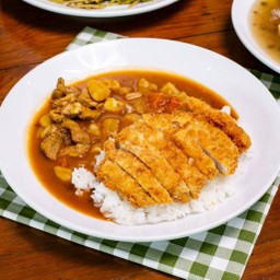 ข้าวหน้าแกวกระหรี่หมูทอดญี่ปุ่น