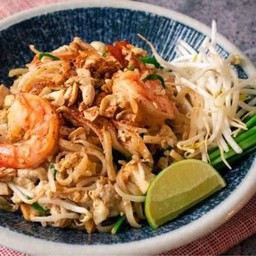 ผัดไทกุ้งแม่น้ำเอมิลี่