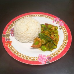 ข้าวกุ้งพริกแกงใต้ใส่สะตอ