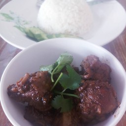 ข้าวหน้าซี่โครงหมูตุ๋นสูตรโบราณ