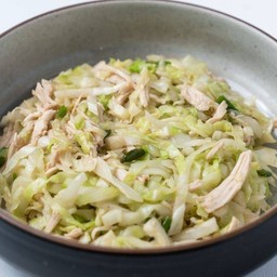 กะหล่ำปลีผัดไก่ฉีกใส่พริกสด