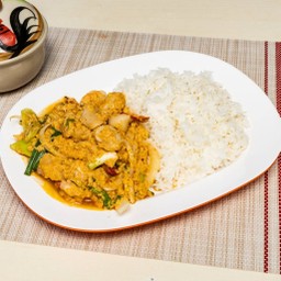 ผงกะหรี่ทะเลราดข้าว