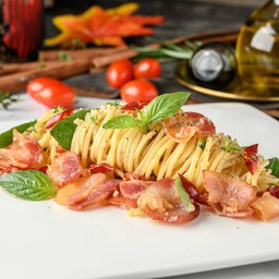 สปาเกตตี้เบคอนกับพริกกระเทียม