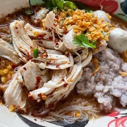 เกาเหลาต้มยำไก่ฉีก