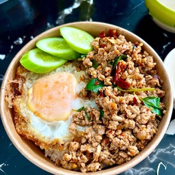 กะเพราหมูสับพริกแห้งฟรีไข่ดาว