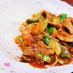 พริกแกงหมูราดข้าว