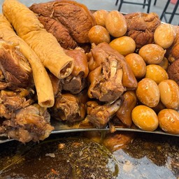เจ๊หยก ข้าวขาหมู ตลาดเบิร์ดคลองถมเจดีย์หัก  ร้านสุดท้ายเยื้องตู้โค้ก