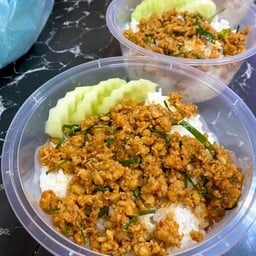 พริกแกง หมูสับ ราดข้าว