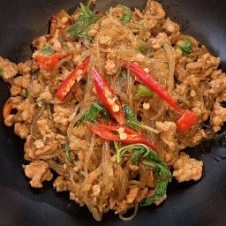 กะเพราวุ้นเส้น