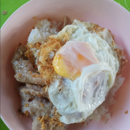 ข้าวหมูสับกระเทียมไข่ดาว