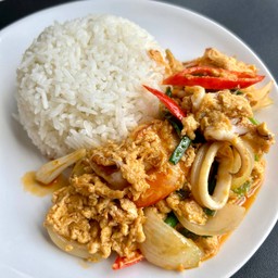 กุ้งหมึกผัดผงกะหรี่ราดข้าว