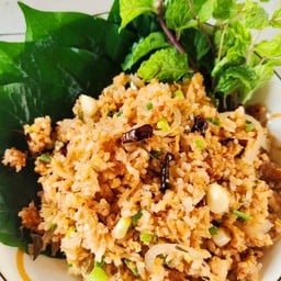 กะเพราพริกแห้ง ข้าวไข่ขยี้ทรงเครื่อง ข้าวไข่ข้น แหนมคลุก ปอเปี๊ยะทอด  4289 ถนนทหาร