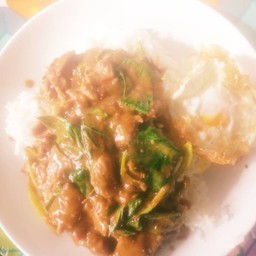 พะแนงเนื้อชิ้นราดข้าวใข่ดาว