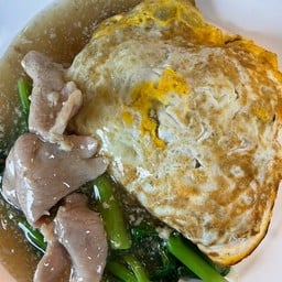 เส้นใหญ่ราดหน้าหมูห่อใข่