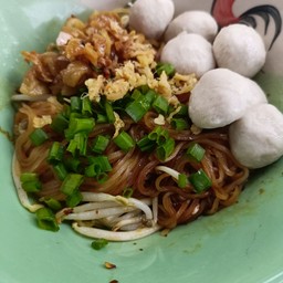 หมี่ขาวแห้งคลุกซี่อิ้วดำลูกชิ้นหมู