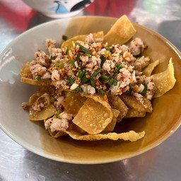 ยำเกี๊ยวกรอบหมูสับ