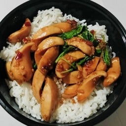 ข้าวราดกระเพราไส้กรอกไก่รมควันหนังกรอบ