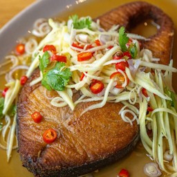 ปลาอินทรีย์ทอดน้ำปลา (ยำมะม่วง)