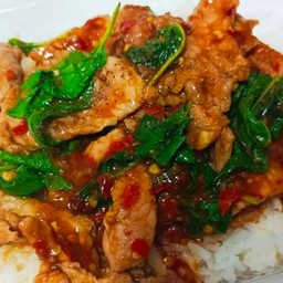กะเพราหมูชิ้นราดข้าว