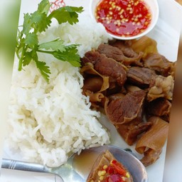 ข้าวราดหมูตุ๋น