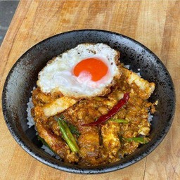 ข้าวหมูกรอบผัดพริกแกงใต้ (เผ็ดนะคะ)