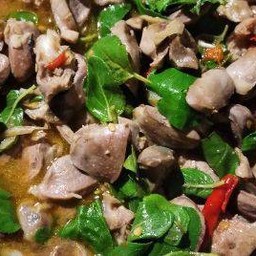 กะเพราเครื่องในไก่