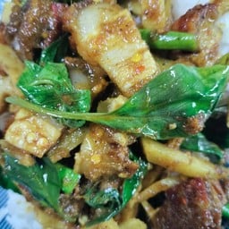 พริกแกงใต้หมูกรอบ