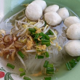 เส้นเล็กลูกชิ้นน้ำใส