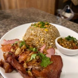 ข้าวผัดกระเทียมหมูทอดเชียงใหม่น้ำพริกหนุ่ม