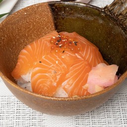 ข้าวหน้าแซลมอน