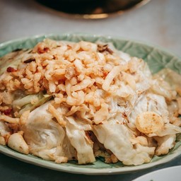 กะหล่ำปลีผัดน้ำปลา กากหมูเจียว