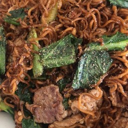 มาม่าผัดซีอิ๊วหมูหมัก