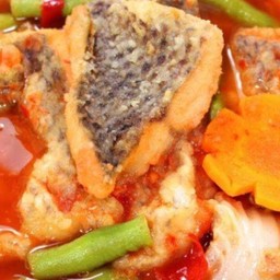 แกงส้มผักรวมปลากระพง