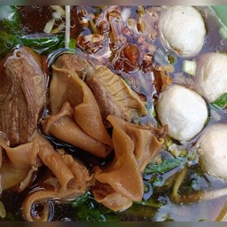 เกาเหลาหมูตุ๋นกับลูกชิ้น