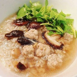 ข้าวต้มหมูต้นตำรับเห็ดหอม