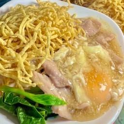 บะหมี่กรอบราดหน้าหมูใส่ใข่
