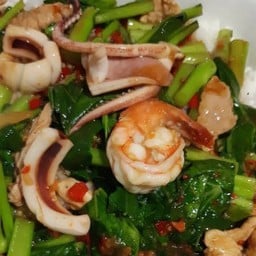 คะน้ารวมมิตร(กับข้าว)