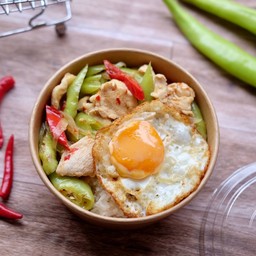 ข้าวผัดพริกหยวก + ไข่ดาว