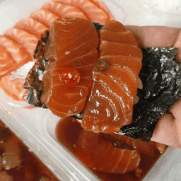 แซลมอนดองซีอิ้ว8-9 ชิ้น แถม ข้าวญี่ปุ่น