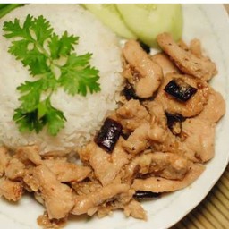 ไก่กระเทียมไทย  ราดข้าว