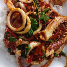 กระเพราโจรทะเลนรก ราดข้าว